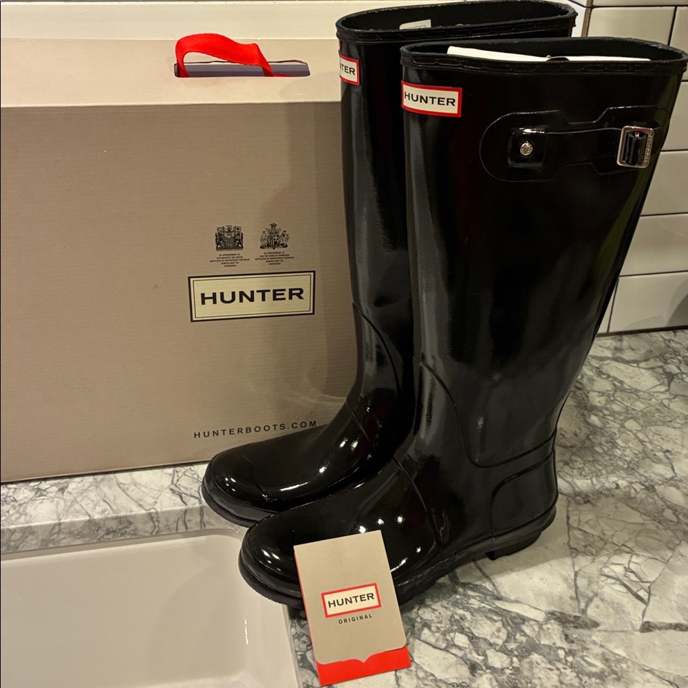 Hunter Gloss Black tall Rain Boots w/free Neon Yellow logo boot socks 10